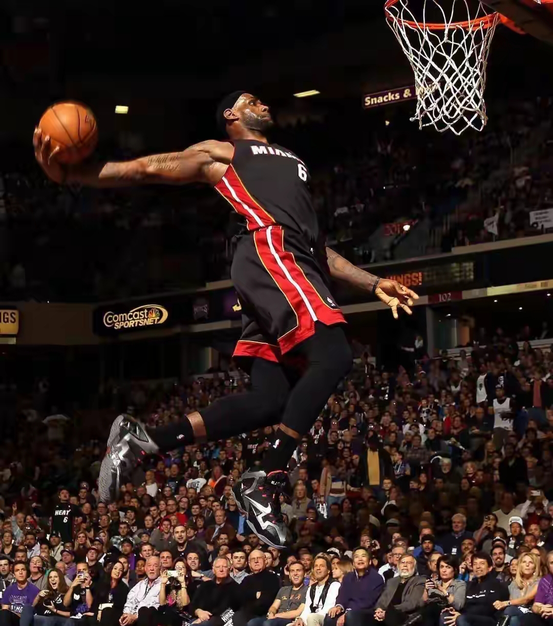 关于詹姆斯官方宣布比赛局势复杂新规，热火引发争议！赛场气氛高涨的信息